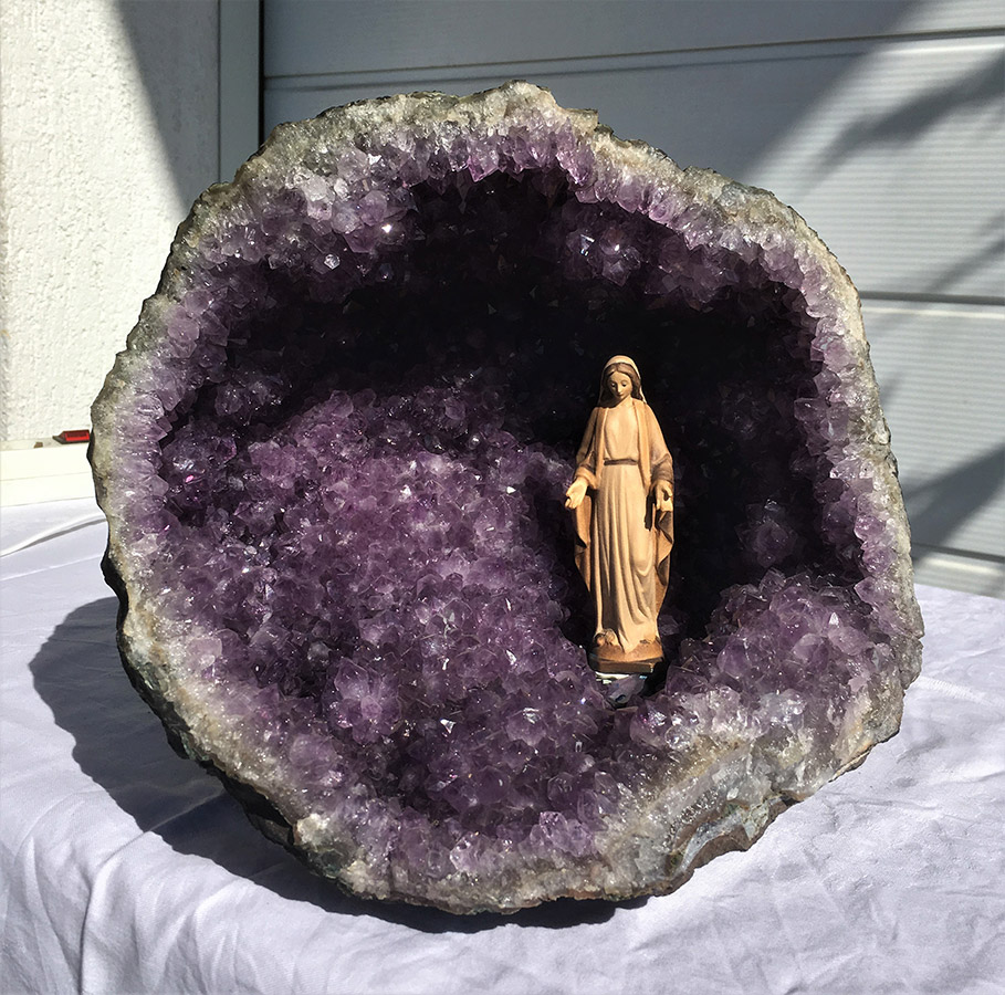 Amethystgeode-aus-Brasilien-mit-Madonna.jpg