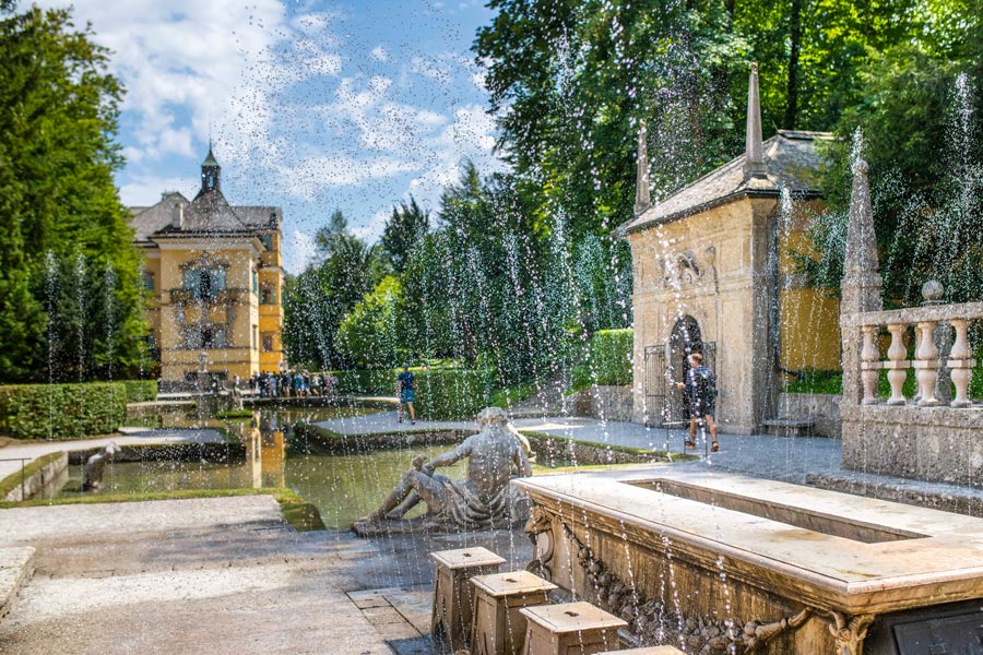 Hellbrunn-Wasserspiele-Schloss-Weiher-Fuerstentisch-cSchlossverwaltung-Hellbrunn-Foto-Auer.jpg