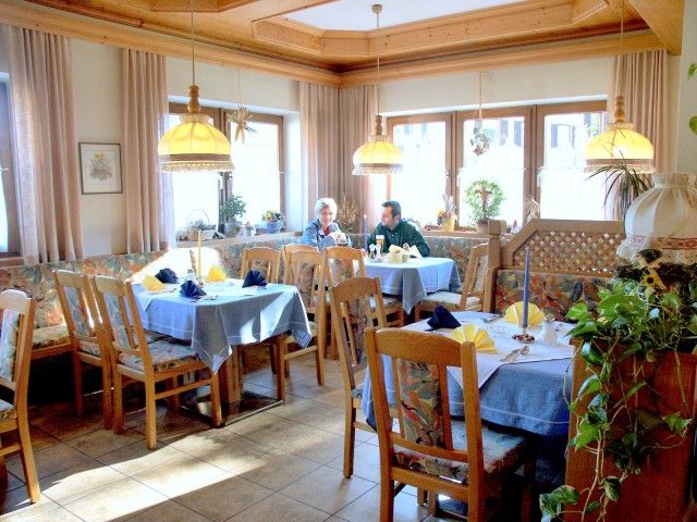 Restaurant -Pension Dorfcafe*** in Unken im Sommer