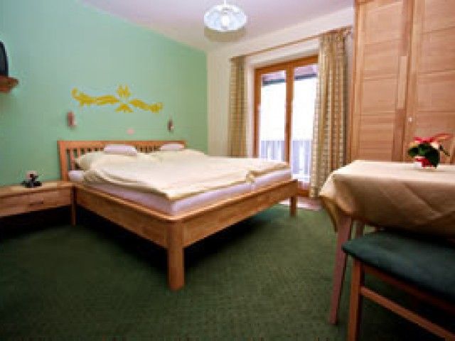 Zimmer mit Doppelbett und Balkon